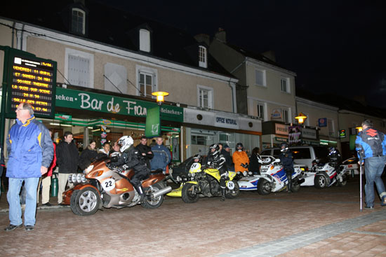 Attente au d&eacute;part de l'&eacute;tape de nuit